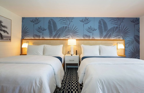 Seven Mile Beach Hotel | Sunshine Suites Resort