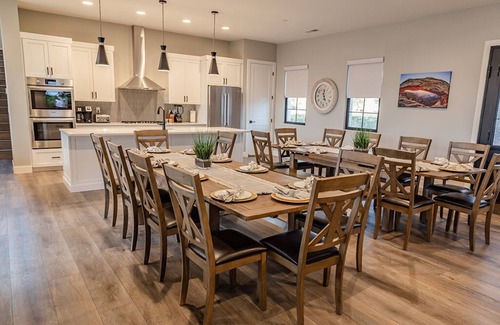 Hurricane Casa | SUNSHINE VILLA..SLEEPS 30, 8 BR, 8 BA, NEW 2023. Pool/Spa, Super nice and Roomy.