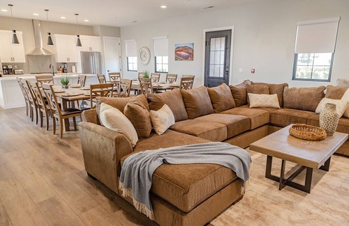 Hurricane Casa | SUNSHINE VILLA..SLEEPS 30, 8 BR, 8 BA, NEW 2023. Pool/Spa, Super nice and Roomy.