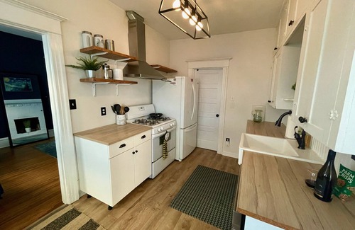 Mann Casa | Sunny Home en el corazón de Seattle! Estacionamiento + W / D y Patio!