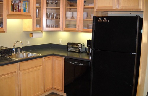West Cambridge Apartamento | Sunsplashed Serenity - Walk to Harvard & Fresh Pond from a Huron Village Oasis