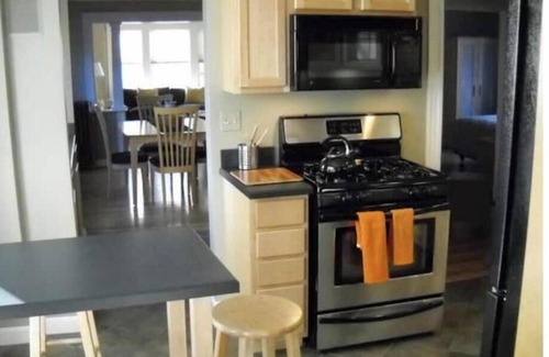 West Cambridge Apartamento | Sunsplashed Serenity - Walk to Harvard & Fresh Pond from a Huron Village Oasis