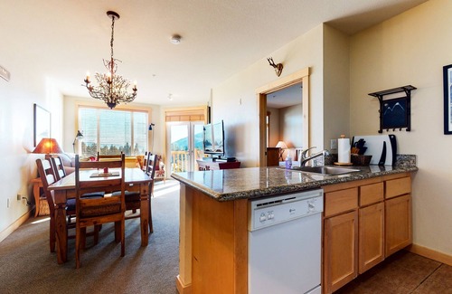 Mammoth Lakes Condominio | Sunstone 209 Ski-In Ski-Out, Gorgeous Mountain Views, Heated Pool Jacuzzi by RedAwning