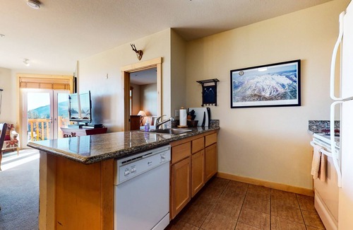 Mammoth Lakes Condominio | Sunstone 209 Ski-In Ski-Out, Gorgeous Mountain Views, Heated Pool Jacuzzi by RedAwning