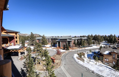Mammoth Lakes Condominio | Sunstone 209 Ski-In Ski-Out, Gorgeous Mountain Views, Heated Pool Jacuzzi by RedAwning