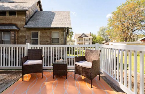 Cleveland Casa | Sunstone Retreat: Cozy Gateway 1BR Lower Unit | Patio & Parking 9 Min To Downtown