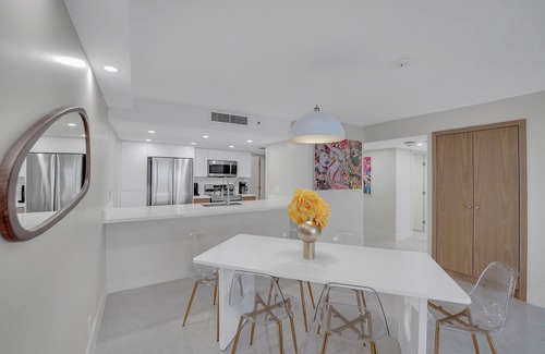 Edgewater Condominio | Supa-Fly! 2 bedroom, Fully Renovated, Direct Water Views!