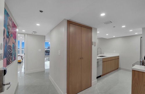 Edgewater Condominio | Supa-Fly! 2 bedroom, Fully Renovated, Direct Water Views!