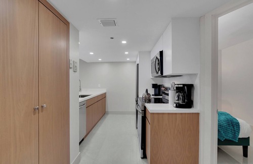 Edgewater Condominio | Supa-Fly! 2 bedroom, Fully Renovated, Direct Water Views!
