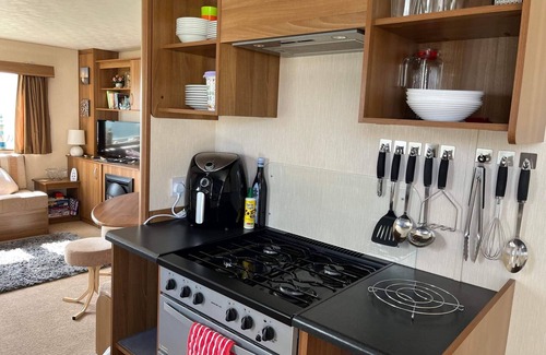 Heacham Chalet De Esquí | Super 3 Bedroom Pet Friendly Caravan With Decking