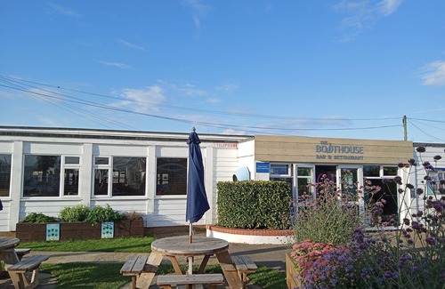 Heacham Chalet De Esquí | Super 3 Bedroom Pet Friendly Caravan With Decking