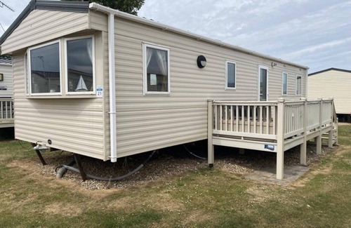 Heacham Chalet De Esquí | Super 3 Bedroom Pet Friendly Caravan With Decking