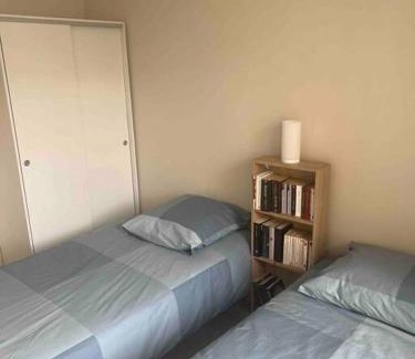 Les Puces de Saint-Ouen Apartamento | Super 3 pcs et Parking aux portes de Paris et stade de france à proximité des sites touristiques parisiens Montmartre , champs Élysée ,châtelet etc et des transports métro,RER ,wifi disponible