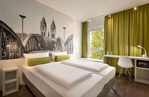 Bruhl-Guterbahnhof Hotel | Super 8 by Wyndham Freiburg