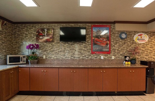 Anaheim Resort Hotel | Super 8 by Wyndham Anaheim/Disneyland Drive
