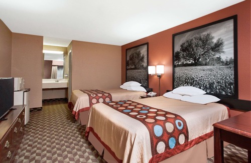 Bastrop Hotel | Super 8 by Wyndham Bastrop TX