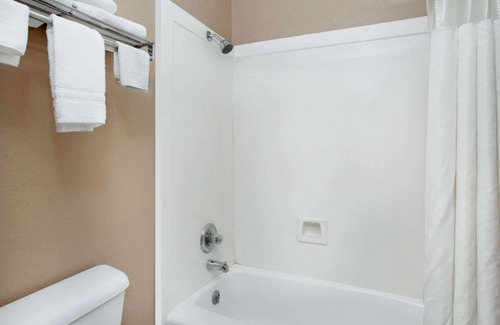 Bastrop Hotel | Super 8 by Wyndham Bastrop TX