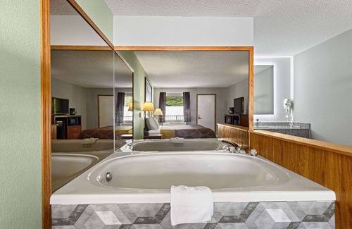 Branson Theater District Hotel | Super 8 by Wyndham Branson / Shepherd of the Hills Exwy