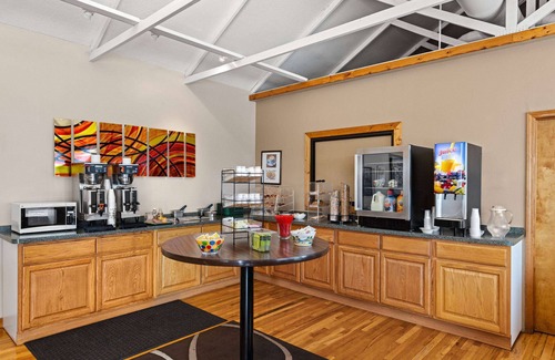 Branson Theater District Hotel | Super 8 by Wyndham Branson / Shepherd of the Hills Exwy