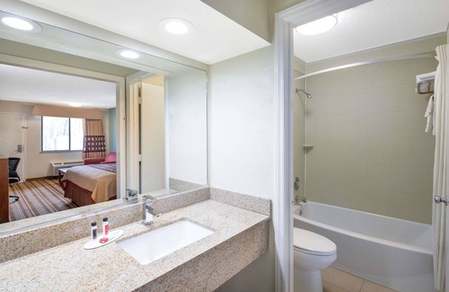 Burlington Hotel | Super 8 by Wyndham Burlington NC
