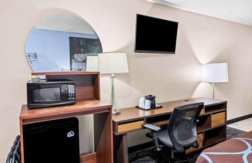 Council Bluffs Hotel | Super 8 by Wyndham Council Bluffs IA Omaha NE Area