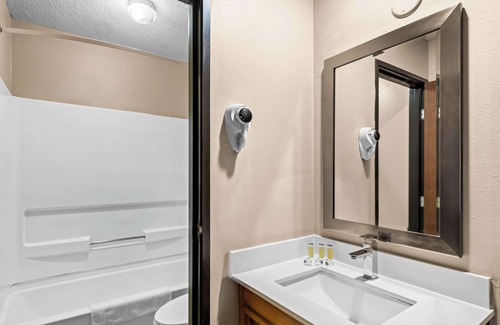 Council Bluffs Hotel | Super 8 by Wyndham Council Bluffs IA Omaha NE Area