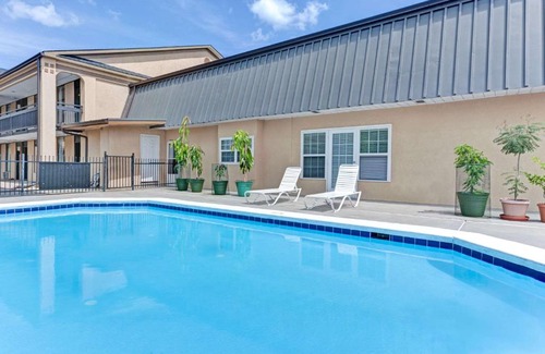 Carrollton Hotel | Super 8 by Wyndham Carrollton GA