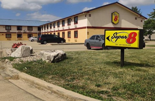 Champaign Hotel | Super 8 by Wyndham Champaign