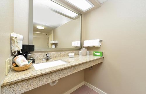Clarksville Hotel | Super 8 by Wyndham Clarksville Northeast