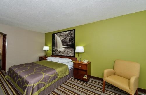Clarksville Hotel | Super 8 by Wyndham Clarksville Northeast