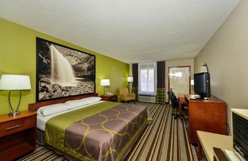Clarksville Hotel | Super 8 by Wyndham Clarksville Northeast