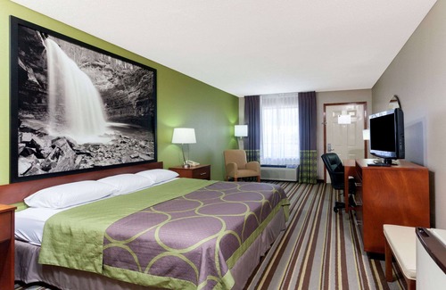 Clarksville Hotel | Super 8 by Wyndham Clarksville Northeast