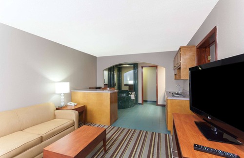 Clarksville Hotel | Super 8 by Wyndham Clarksville Northeast