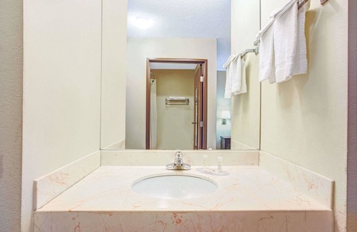 Clinton Hotel | Super 8 by Wyndham Clinton
