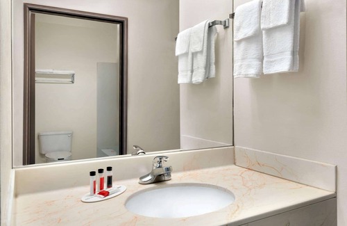 Clinton Hotel | Super 8 by Wyndham Clinton