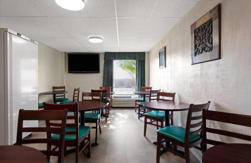 Columbus Hotel | Super 8 by Wyndham Columbus
