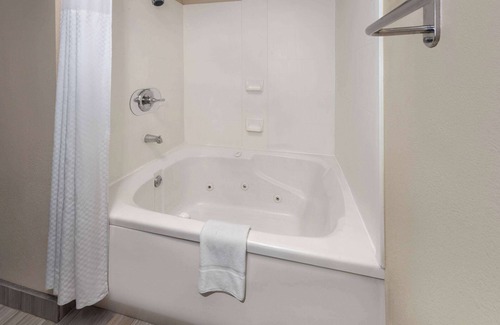 Akron Hotel | Super 8 by Wyndham Copley Akron