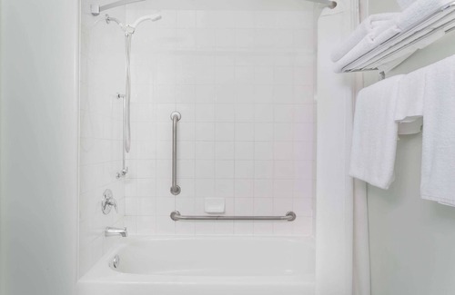 Dauphin Hotel | Super 8 by Wyndham Dauphin