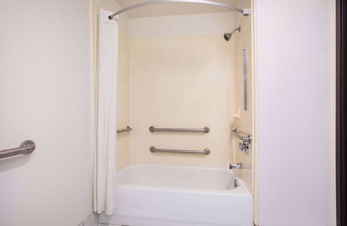 Garland Hotel | Super 8 by Wyndham Garland North Dallas Area