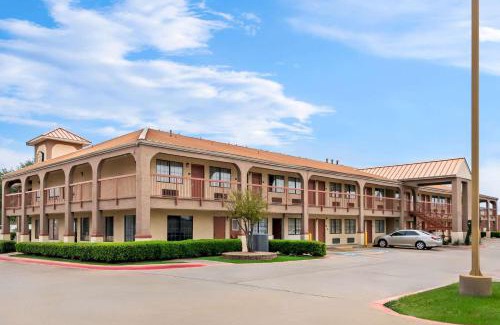 South Arlington Hotel | Super 8 by Wyndham Grand Prairie Southwest
