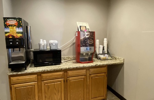 Ashwaubenon Hotel | Super 8 by Wyndham Green Bay Near Stadium