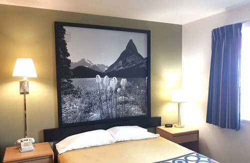 Hamilton Hotel | Super 8 by Wyndham Hamilton