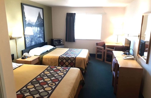 Hamilton Hotel | Super 8 by Wyndham Hamilton