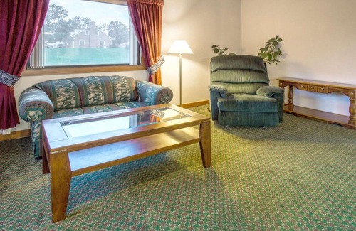 Hartford Hotel | Super 8 by Wyndham Hartford WI