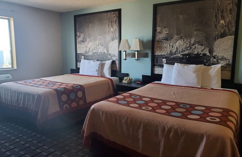 Dupont Hotel | Super 8 by Wyndham Henderson North East Denver