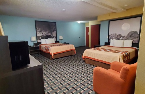 Dupont Hotel | Super 8 by Wyndham Henderson North East Denver