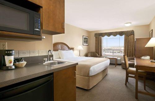 High Level Hotel | Super 8 by Wyndham High Level AB