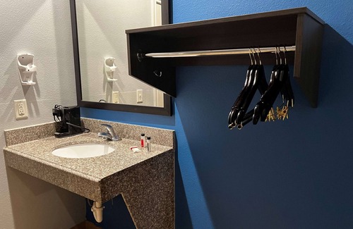 Houston Hotel | Super 8 by Wyndham Houston North I-45