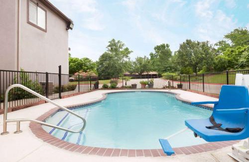 Huntsville Hotel | Super 8 by Wyndham Huntsville