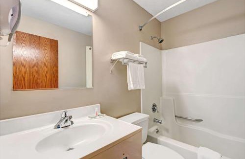Beech Grove Hotel | Super 8 by Wyndham Indianapolis Emerson